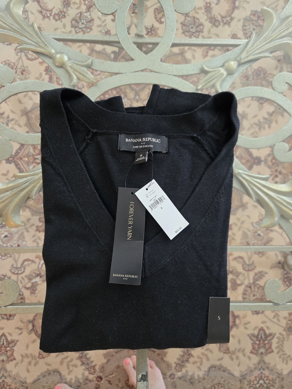 Banana Republic Womens Black V-Neck Sweater - Forever Yarn